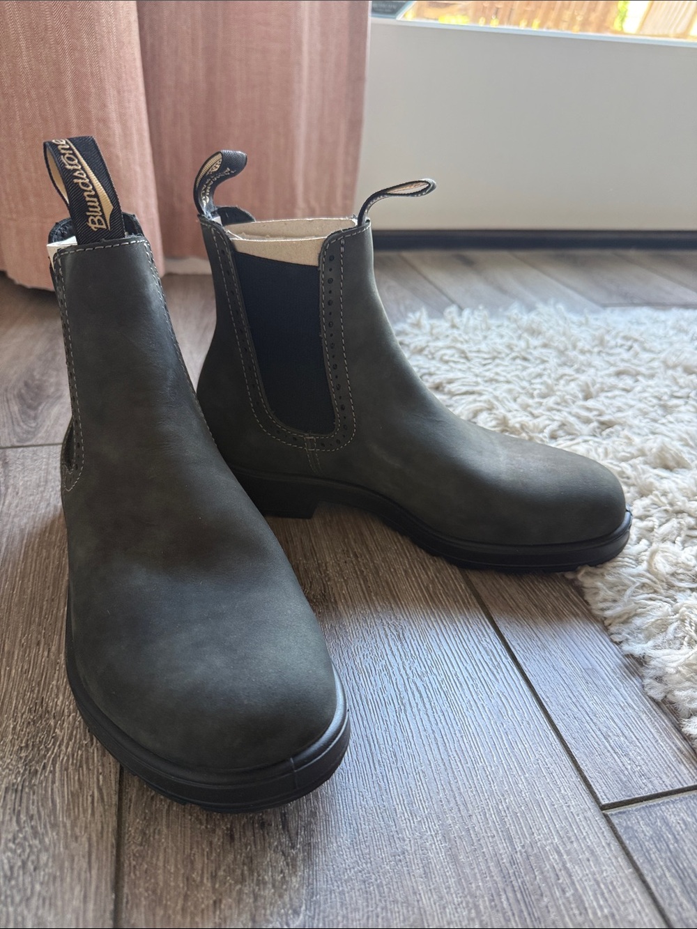 Blundstone Women's High-Top Chelsea Ankle Boots in Rustic Black